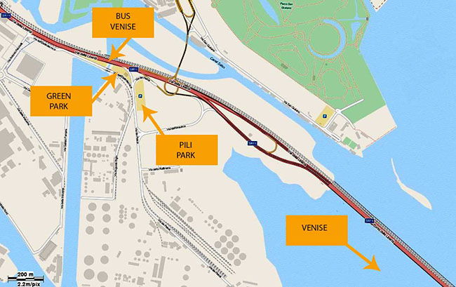 Sur cette carte, les deux parkings sont mis en évidence avant le pont qui traverse Venise, le green park et le park pili. L'arrêt de bus pour Venise est également mis en évidence.