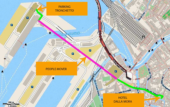 carte avec sentier pédestre mis en évidence du garage du clocher à l'hôtel Dalla Mora. le train devrait être utilisé People Mover